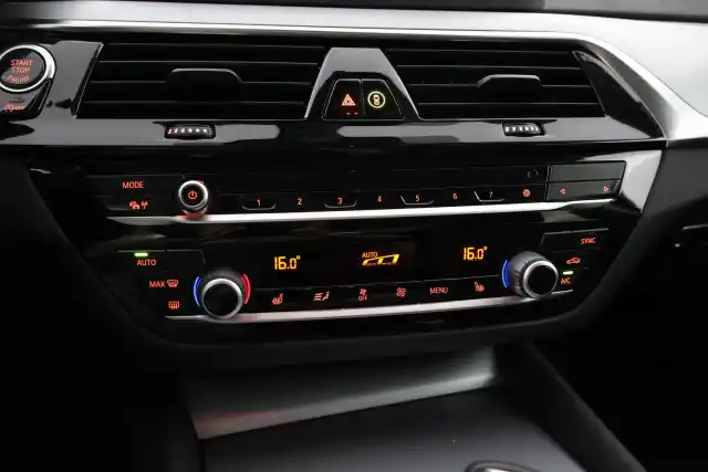 Musta Sedan, BMW 520 – XOX-526