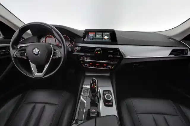 Musta Sedan, BMW 520 – XOX-526