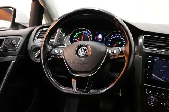 Valkoinen Viistoperä, Volkswagen Golf – XOX-933