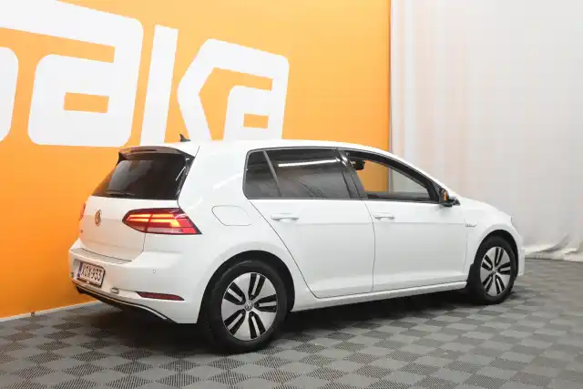 Valkoinen Viistoperä, Volkswagen Golf – XOX-933