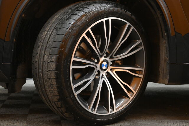 Sininen Maastoauto, BMW X5 – XOZ-412
