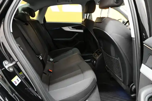 Musta Sedan, Audi A4 – XOZ-671