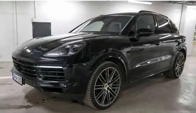 Musta Maastoauto, Porsche Cayenne – XPA-123