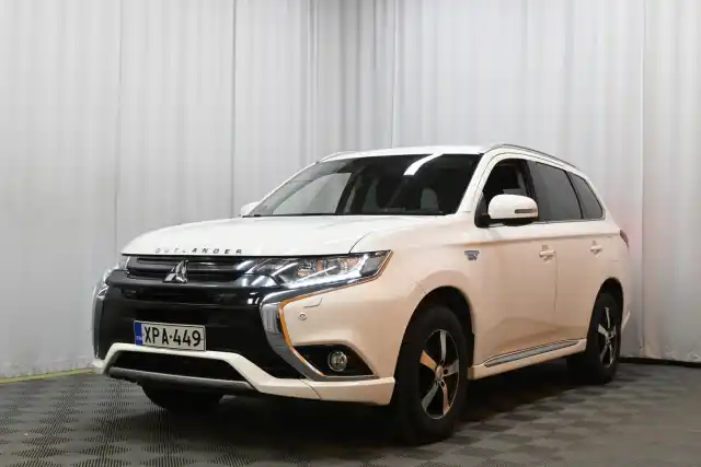 Valkoinen Maastoauto, Mitsubishi Outlander PHEV – XPA-449