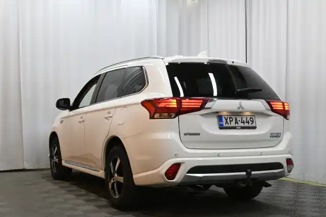 Valkoinen Maastoauto, Mitsubishi Outlander PHEV – XPA-449