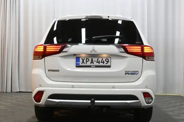 Valkoinen Maastoauto, Mitsubishi Outlander PHEV – XPA-449