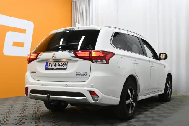 Valkoinen Maastoauto, Mitsubishi Outlander PHEV – XPA-449