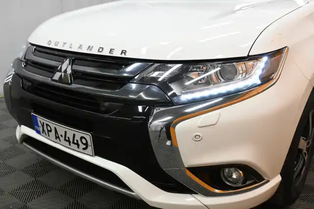 Valkoinen Maastoauto, Mitsubishi Outlander PHEV – XPA-449