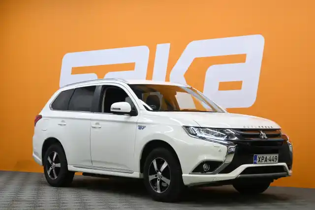 Valkoinen Maastoauto, Mitsubishi Outlander PHEV – XPA-449