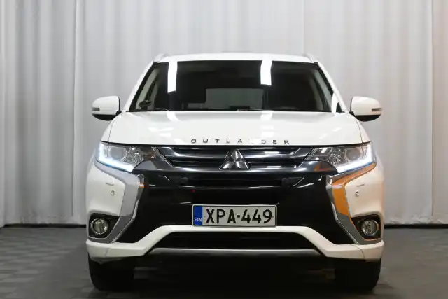 Valkoinen Maastoauto, Mitsubishi Outlander PHEV – XPA-449