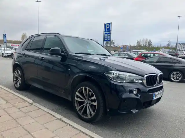 Musta Maastoauto, BMW X5 – XPB-230