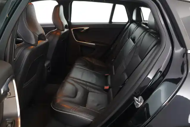 Musta Farmari, Volvo V60 – XPB-887