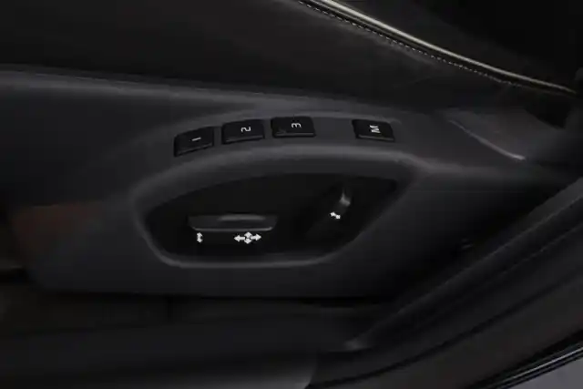 Musta Farmari, Volvo V60 – XPB-887
