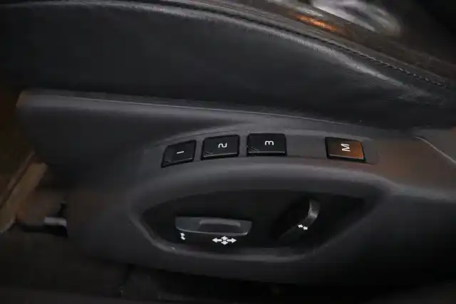 Musta Sedan, Volvo S80 – XPB-969