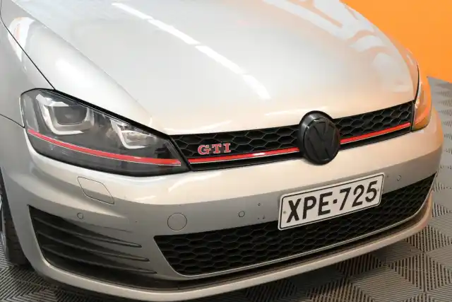 Harmaa Viistoperä, Volkswagen Golf – XPE-725