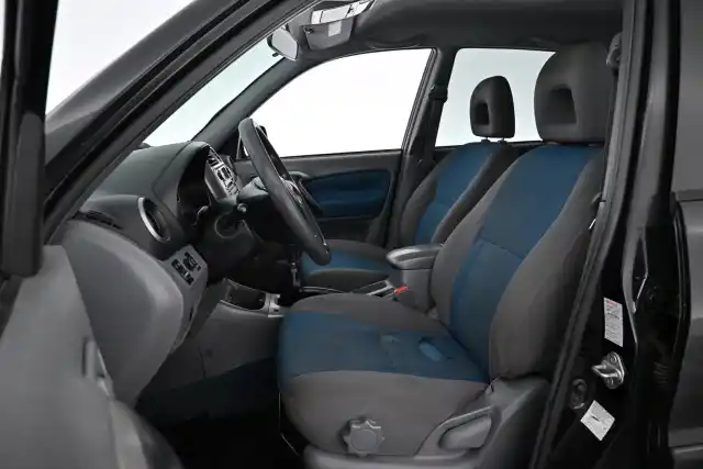 Musta Maastoauto, Toyota RAV4 – XPF-113