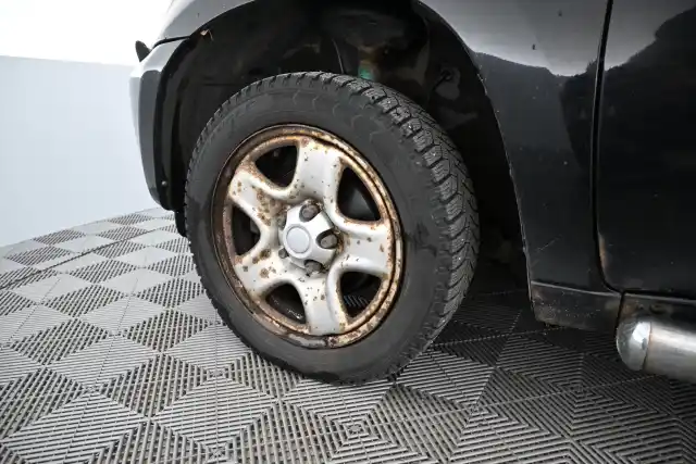 Musta Maastoauto, Toyota RAV4 – XPF-113