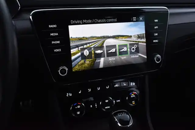 Musta Farmari, Skoda Superb – XPJ-478