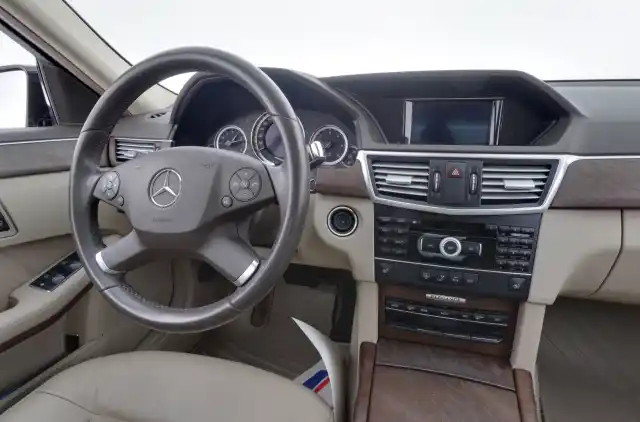 Ruskea Sedan, Mercedes-Benz E – XPJ-583