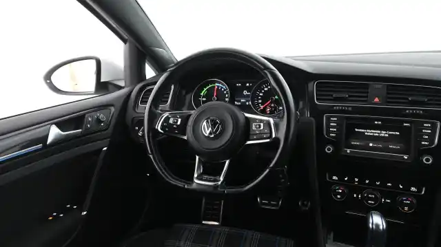 Valkoinen Viistoperä, Volkswagen Golf – XPJ-714