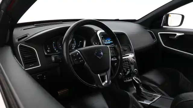 Punainen Maastoauto, Volvo XC60 – XPJ-737