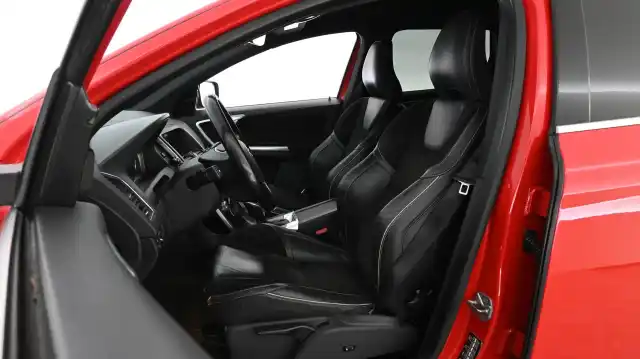 Punainen Maastoauto, Volvo XC60 – XPJ-737