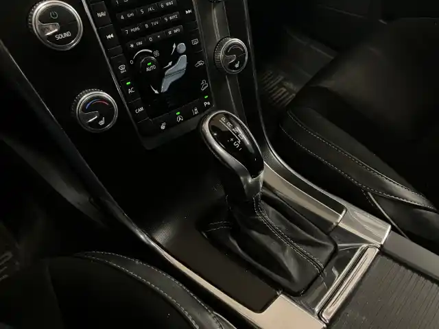 Punainen Maastoauto, Volvo XC60 – XPJ-737
