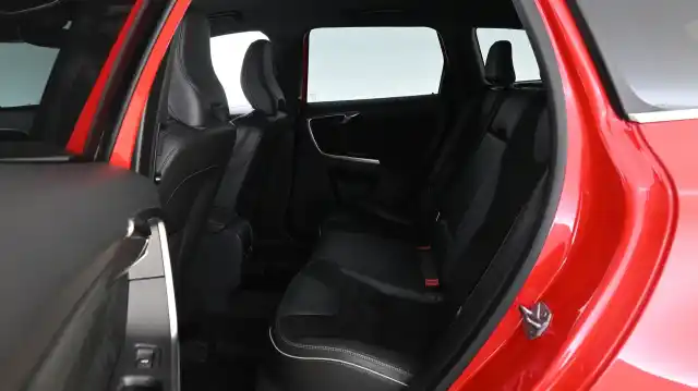 Punainen Maastoauto, Volvo XC60 – XPJ-737