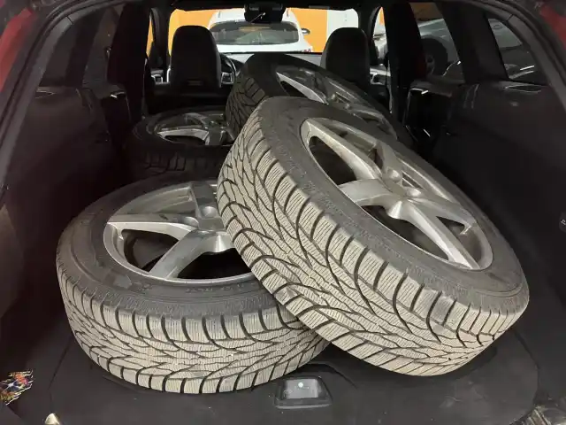 Punainen Maastoauto, Volvo XC60 – XPJ-737