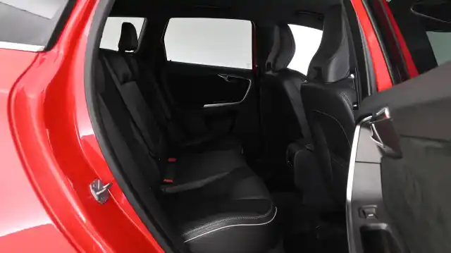 Punainen Maastoauto, Volvo XC60 – XPJ-737