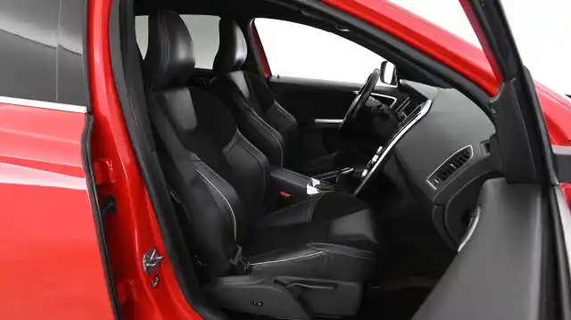 Punainen Maastoauto, Volvo XC60 – XPJ-737