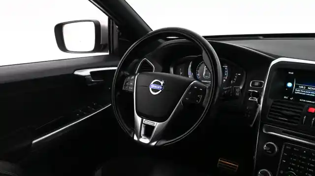 Punainen Maastoauto, Volvo XC60 – XPJ-737