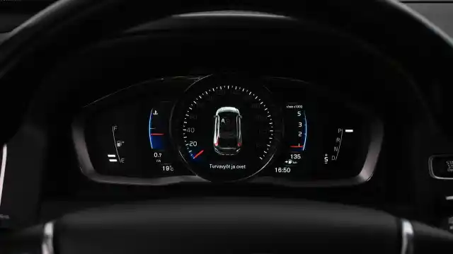 Punainen Maastoauto, Volvo XC60 – XPJ-737