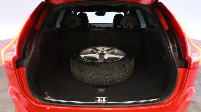 Punainen Maastoauto, Volvo XC60 – XPJ-737