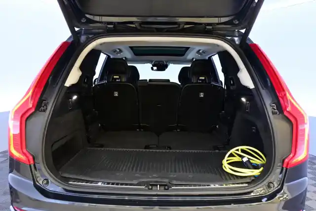Harmaa Tila-auto, Volvo XC90 – XPJ-743