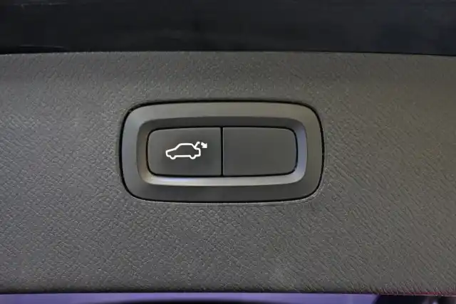 Harmaa Tila-auto, Volvo XC90 – XPJ-743