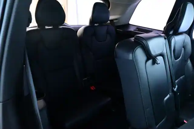 Harmaa Tila-auto, Volvo XC90 – XPJ-743