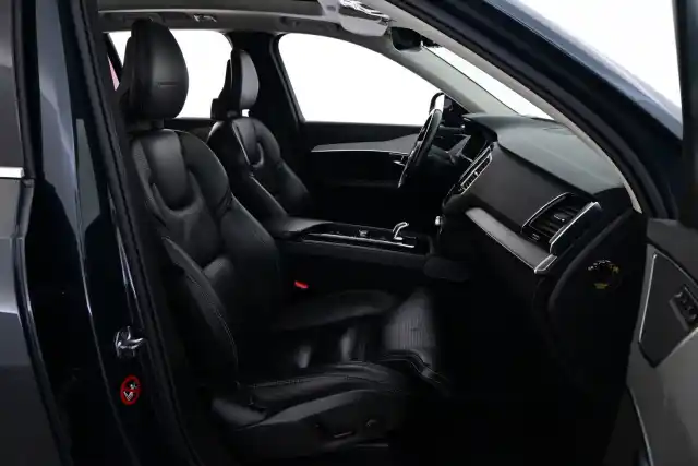 Harmaa Tila-auto, Volvo XC90 – XPJ-743