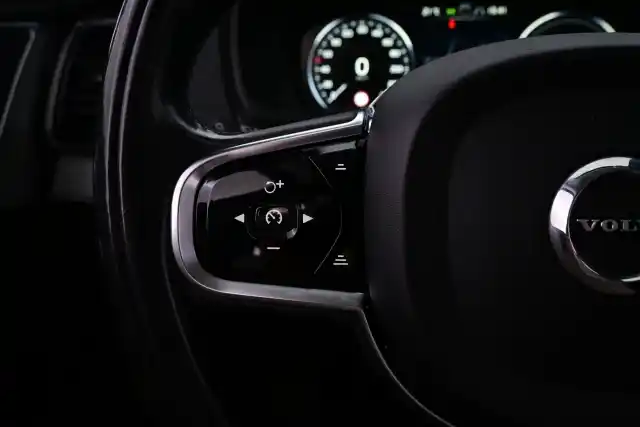 Harmaa Tila-auto, Volvo XC90 – XPJ-743