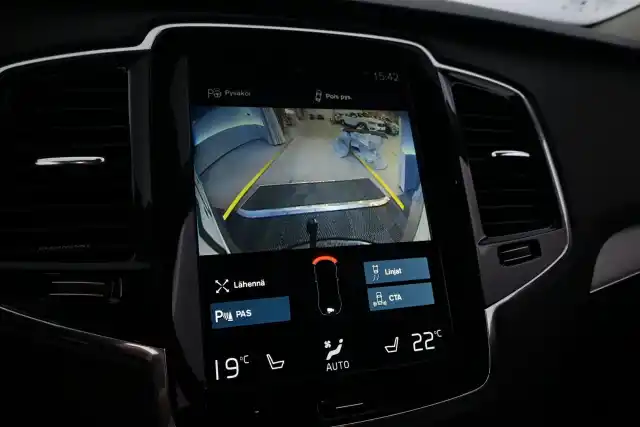 Harmaa Tila-auto, Volvo XC90 – XPJ-743