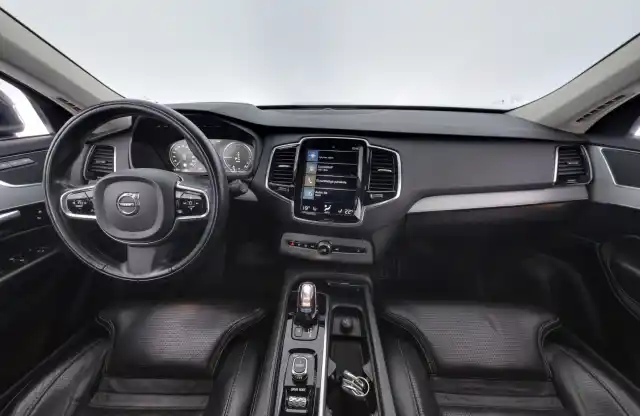 Harmaa Tila-auto, Volvo XC90 – XPJ-743