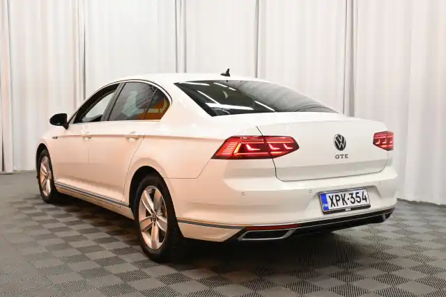 Valkoinen Sedan, Volkswagen Passat – XPK-354