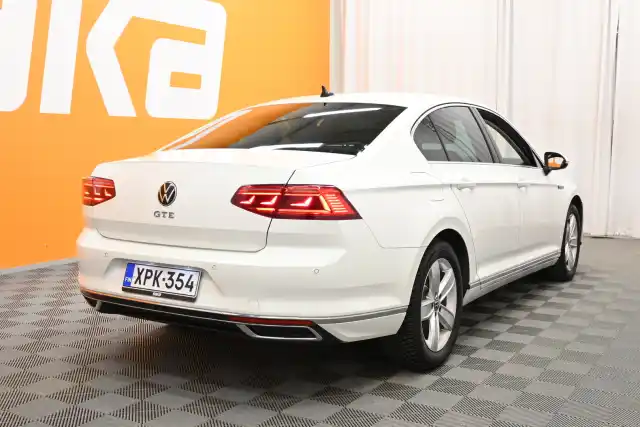 Valkoinen Sedan, Volkswagen Passat – XPK-354