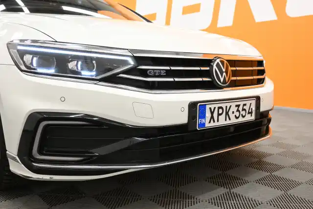 Valkoinen Sedan, Volkswagen Passat – XPK-354