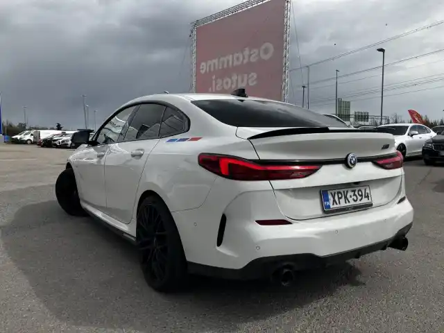 Valkoinen Sedan, BMW 218 – XPK-394