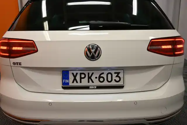 Valkoinen Farmari, Volkswagen Passat – XPK-603