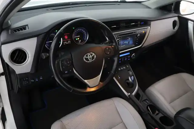 Valkoinen Viistoperä, Toyota Auris – XPK-838