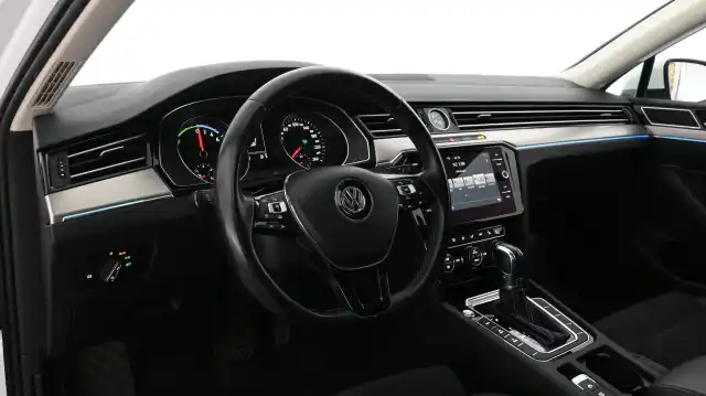 valkoinen Farmari, Volkswagen Passat – XPL-326