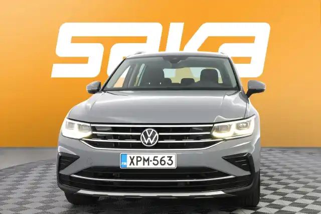 Harmaa Maastoauto, Volkswagen Tiguan – XPM-563