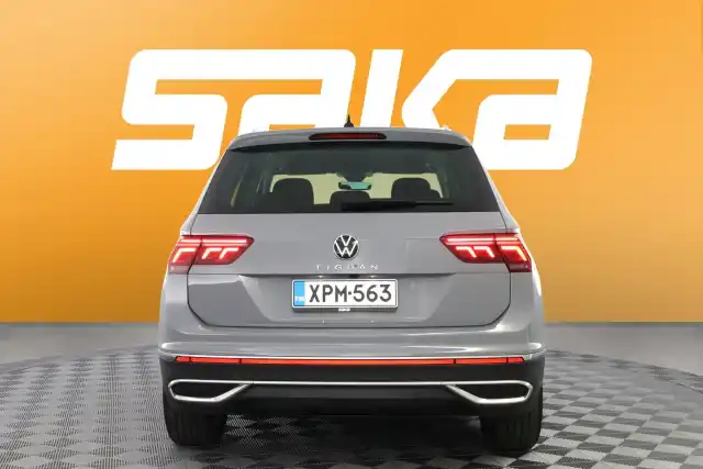 Harmaa Maastoauto, Volkswagen Tiguan – XPM-563